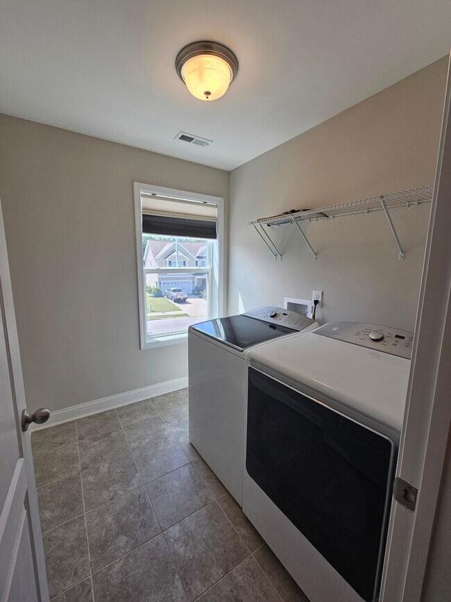 Building Photo - NEW LISTING!!!!!