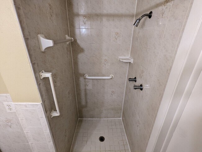 Building Photo - 3 bedroom, 2 FULL bathroom, 1320sq ft home with LVP flooring, spacious kitchen a LARGE backyard w...