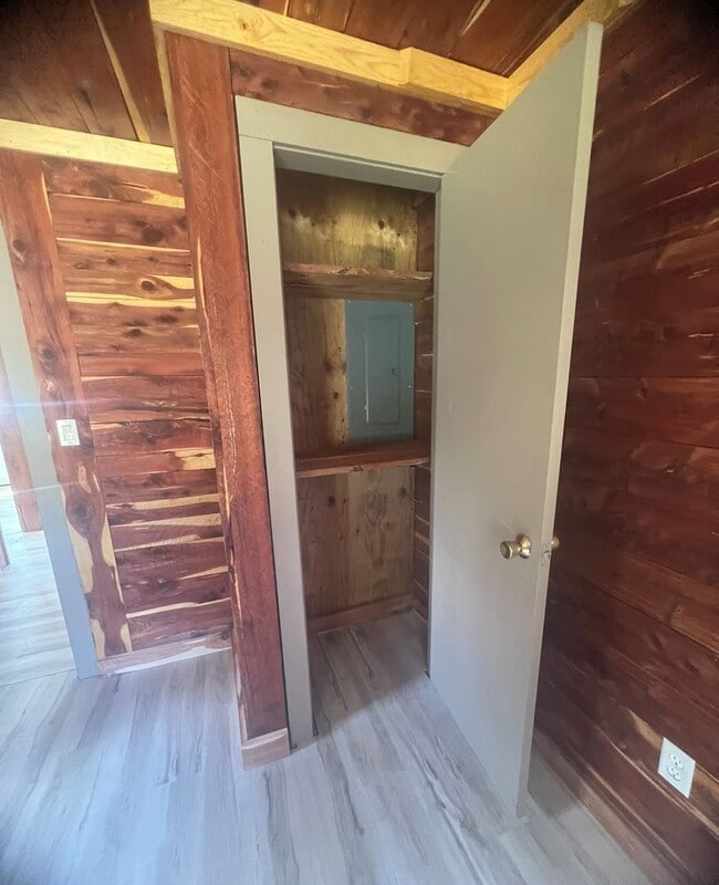 Building Photo - Newly Renovated! - $1,295 Month / $1,900 Down
