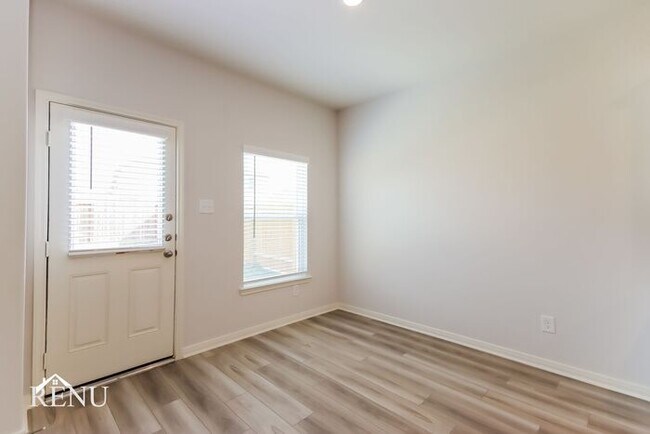 Building Photo - 10429 Sweetwater Creek Dr