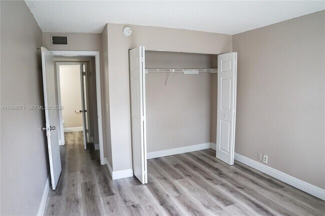 Building Photo - 4280 Woodside Dr