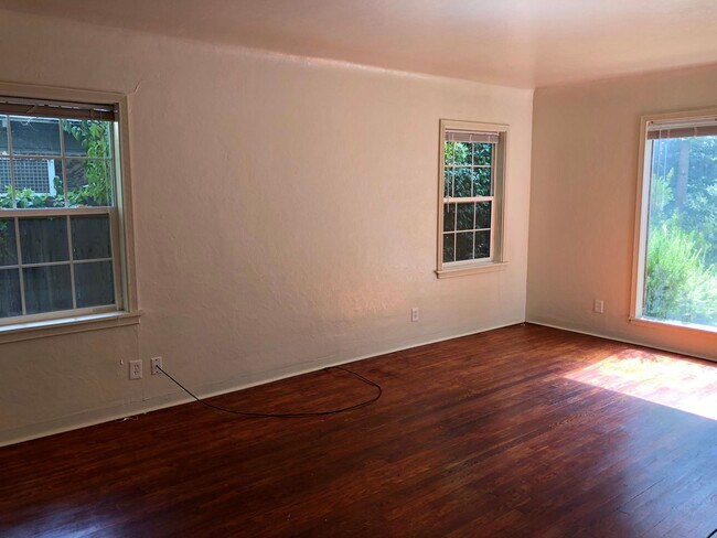 Building Photo - *RESERVE FOR SUMMER 2026* 5 Bedroom 3 Bath Chico Charmer