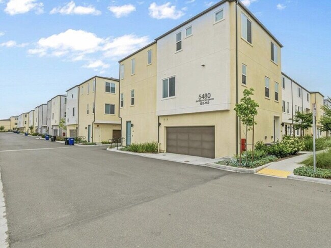 Building Photo - $3,950 - 4 Bed / 3.5 Bath Townhome in La Brisa Community of San Ysidro