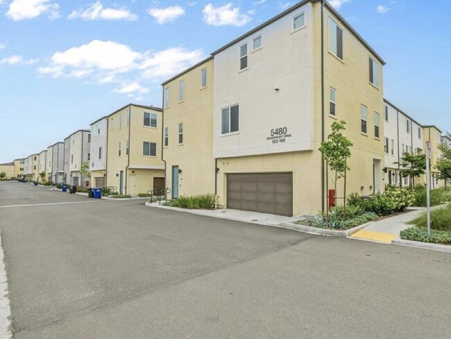 Building Photo - $4,100 - 4 Bed / 3.5 Bath Townhome in La Brisa Community of San Ysidro