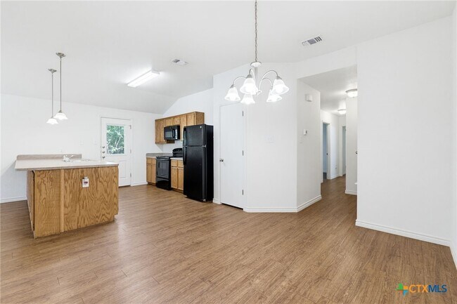 Building Photo - 913 Ashwood Dr
