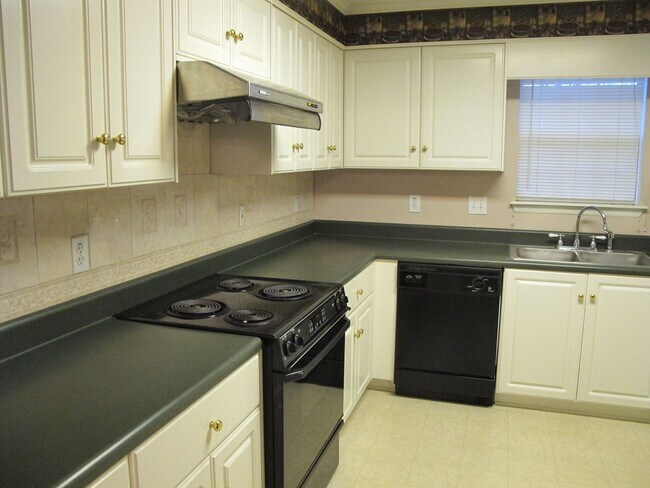 Building Photo - Spacious home in nice Evans neighborhood  ...