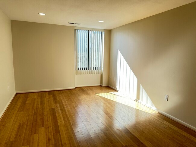 Building Photo - 1004 Paradise Rd