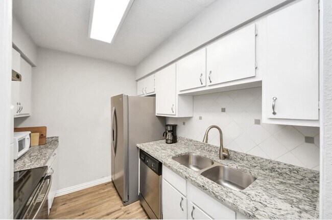 Building Photo - 5711 Sugar Hill Dr