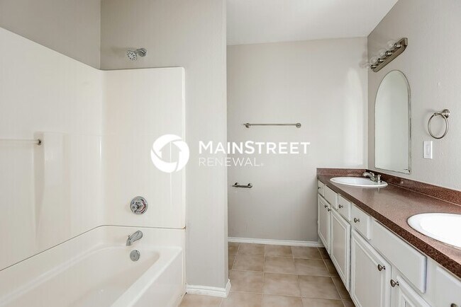 Building Photo - 4 Bedroom Pet-Friendly Home in Dallas, TX with Main Street Renewal
