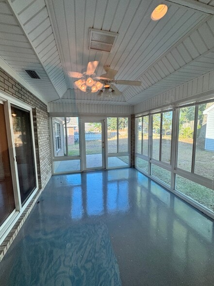 Building Photo - 4091 Lake Shore Dr