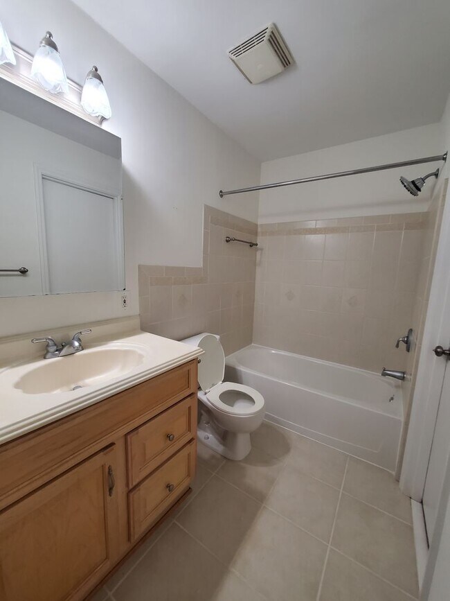 Building Photo - Charming 1-Bedroom Condo in Prime Sandy Sp...