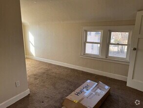 Building Photo - 1 large bed 1 bath upper plus bonus room
