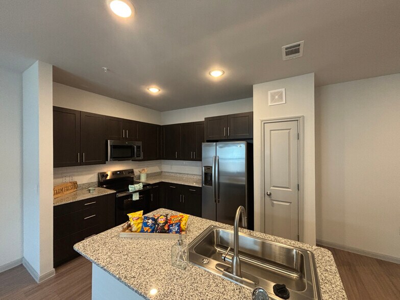 Building Photo - 950 FM2001