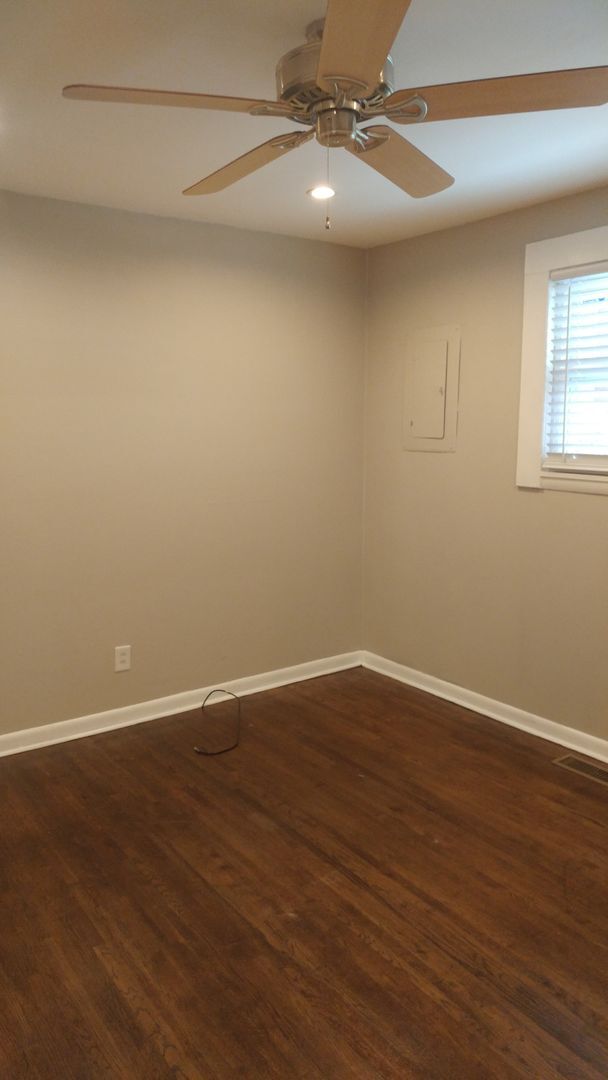 Building Photo - Lovely 2 Bed 1 Bath Triplex In The Heart O...