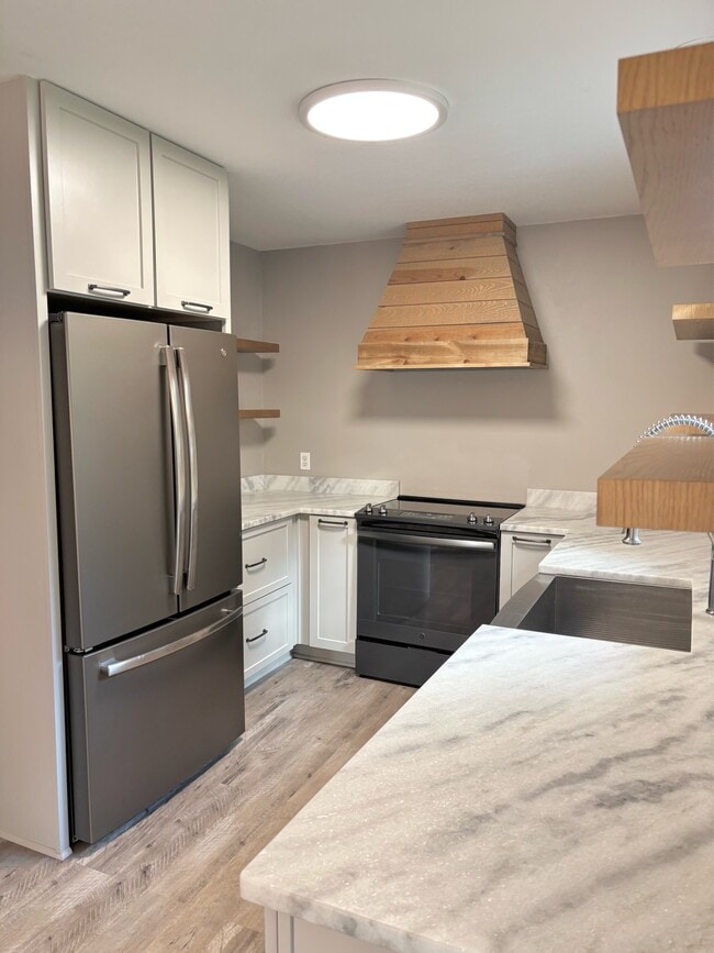 Building Photo - 2121 Oakstream Ave