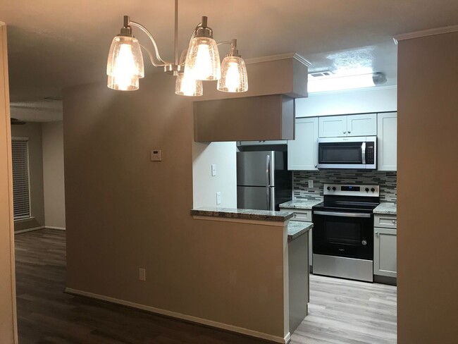 Building Photo - Newly Remodeled Condo!