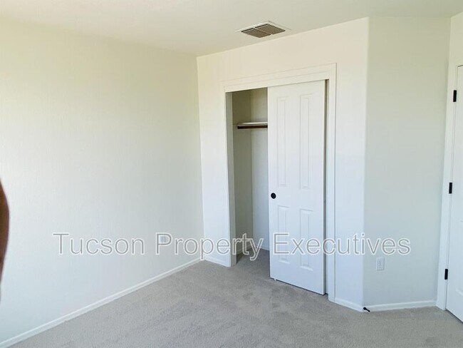 Building Photo - 11879 W Fontenelle Dr