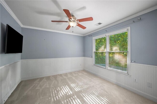 Building Photo - 2506 Retreat Dr NE