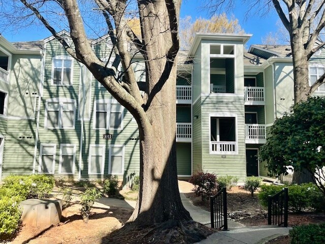 Building Photo - 1011 Nicholwood Dr