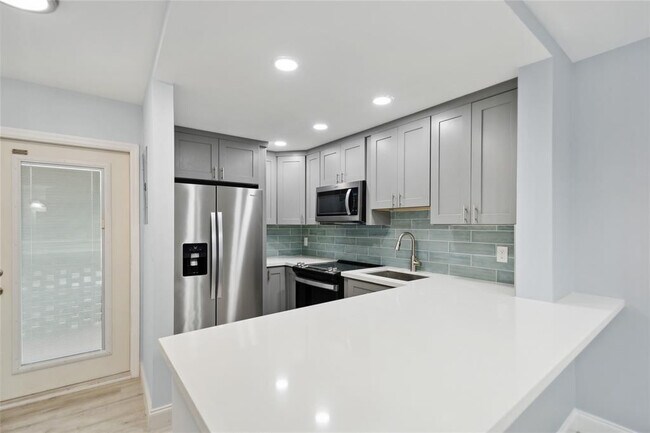 Building Photo - 2731 NE 14th Street Causeway