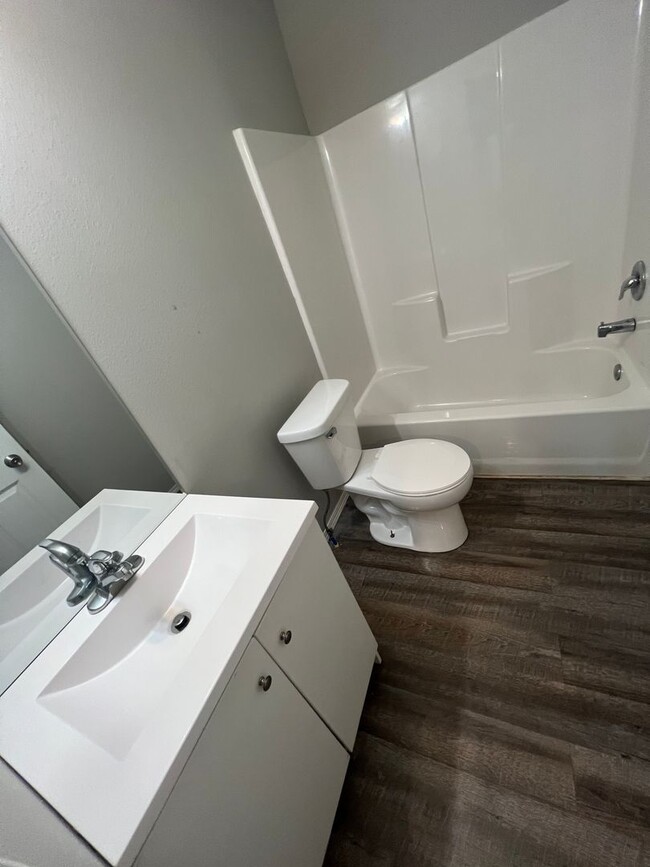 Building Photo - 3 Bed 2 Bath House