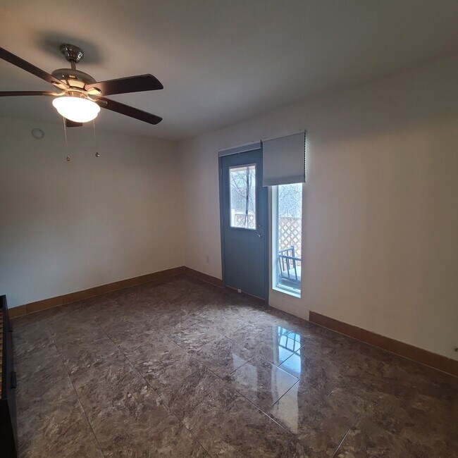 Building Photo - Spacious 3 BR+study/2.5 bath end-unit townhome w/balcony & patio!