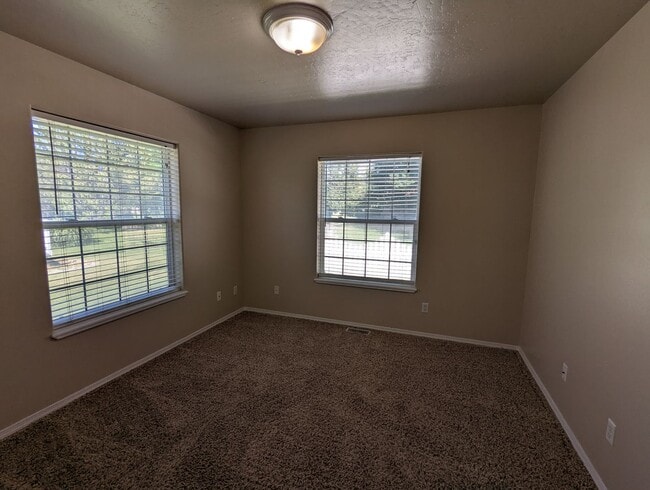 Building Photo - Park Like Setting