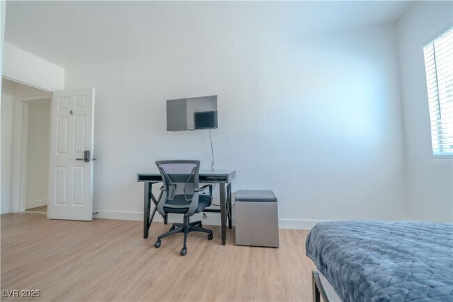 Building Photo - 1671 Sandalwood Ln