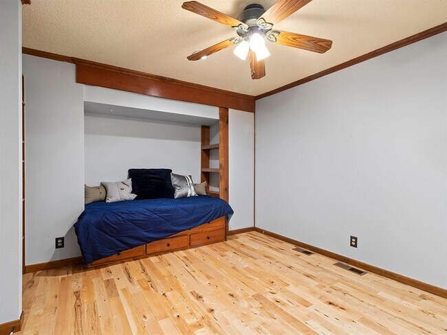 Building Photo - 1113 E Walnut St