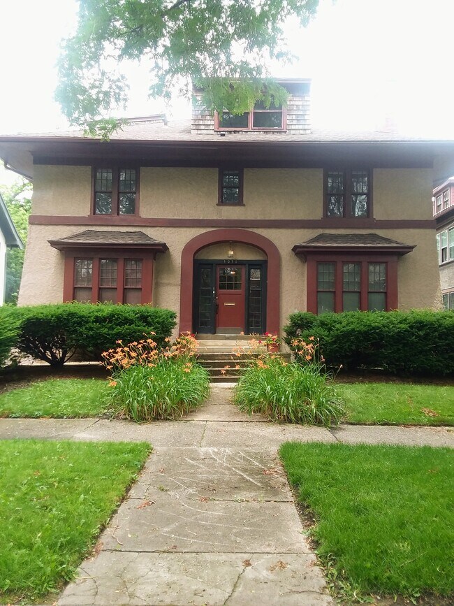 Primary Photo - 1070 Parker St