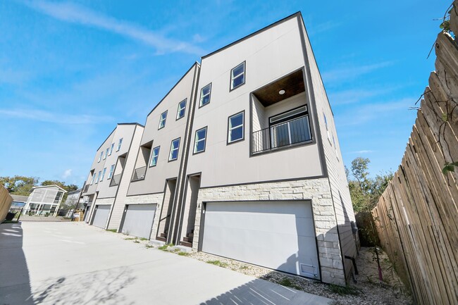 Building Photo - 1216 D E 34th St