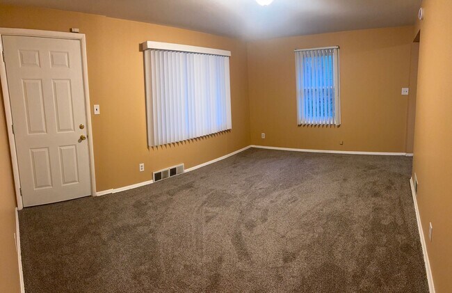 Building Photo - $1,950 / - 1800ft2 - 4BR, 2BA Cute North s...