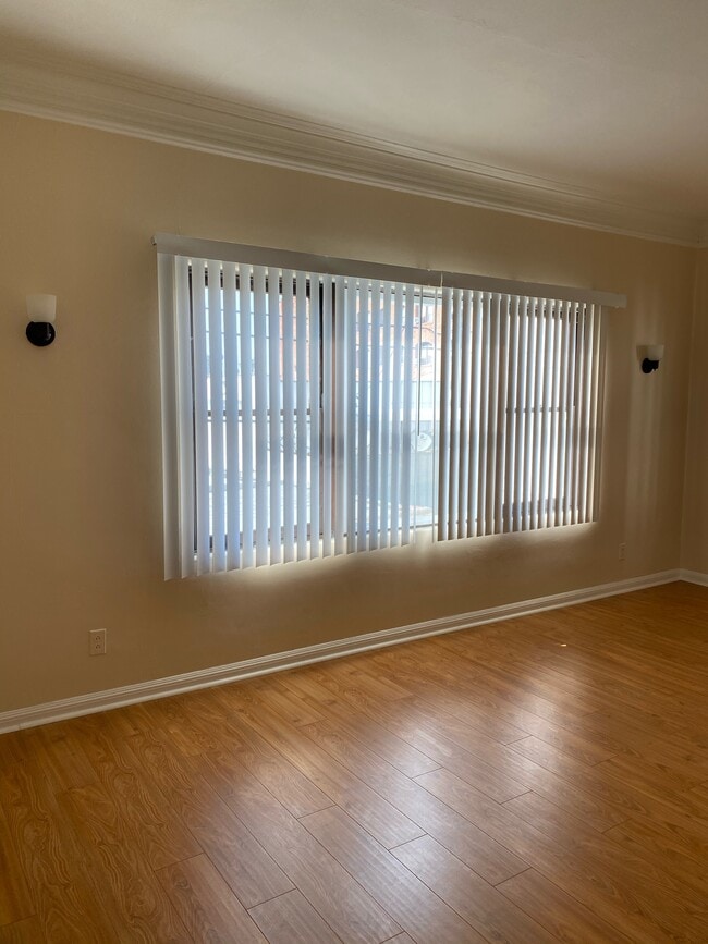 Living Room - 1327 S Gramercy Pl