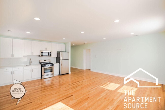 Building Photo - 4456 W Diversey Ave