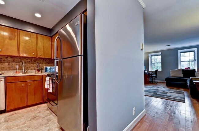 Building Photo - "Coming Soon "Top Floor 1/1 with Updated K...