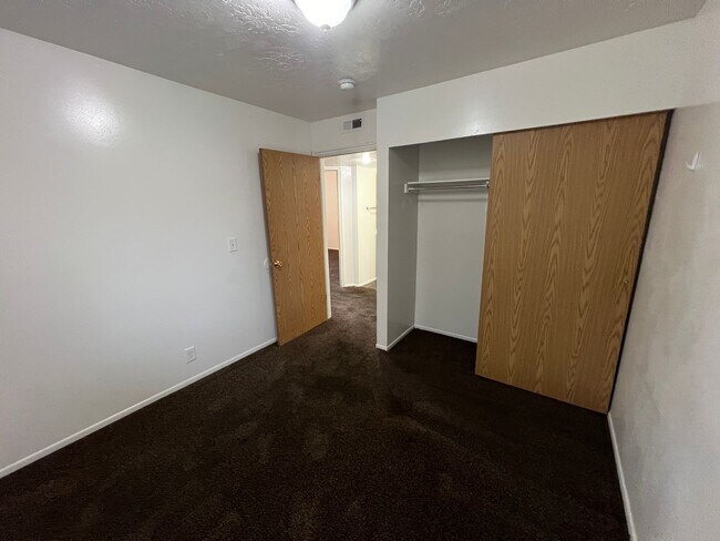 Building Photo - Cozy 3B/1 Bath Apartment in Millcreek