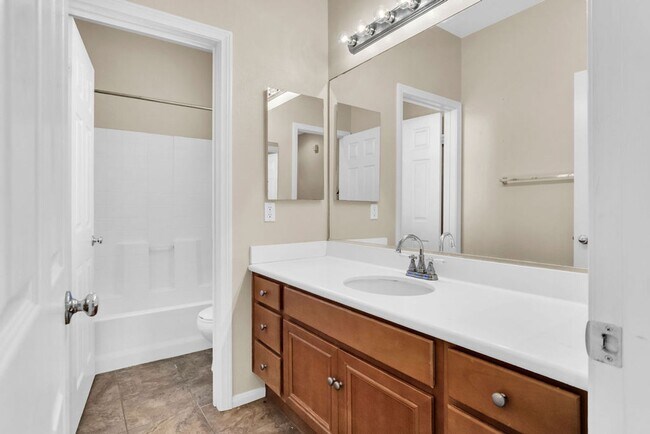 Building Photo - Beautiful townhome in Mission Valley!  Ava...