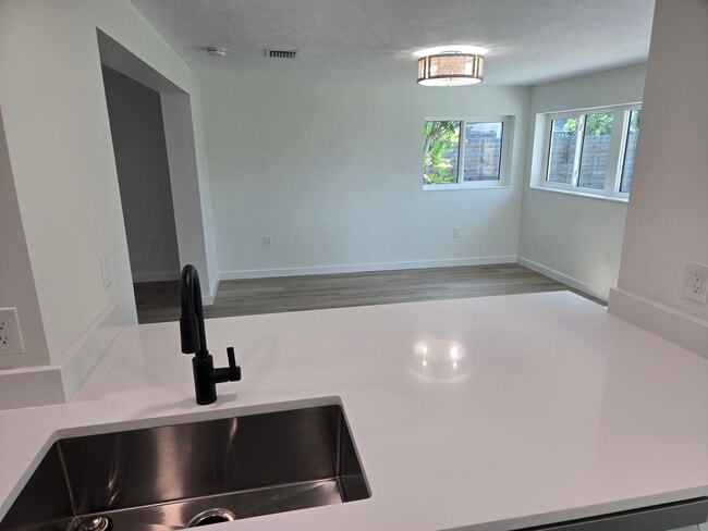 Building Photo - 3442 Fairview Dr