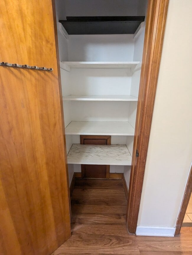 Building Photo - Large 1 Bedroom Plus Den