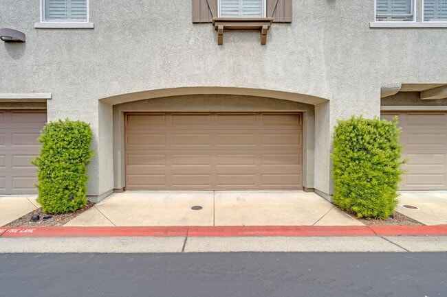 Building Photo - 3BR/3BA Folsom Condo with Fireplace + 2 Car Garage