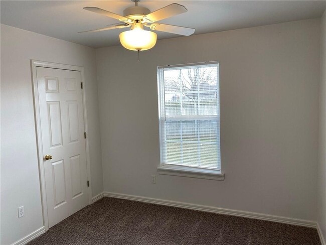 Building Photo - 911 SW Cheyenne Dr