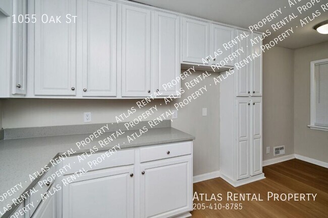 Building Photo - 1055 Oak St