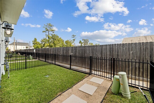 Building Photo - 1550 W Tidwell Rd