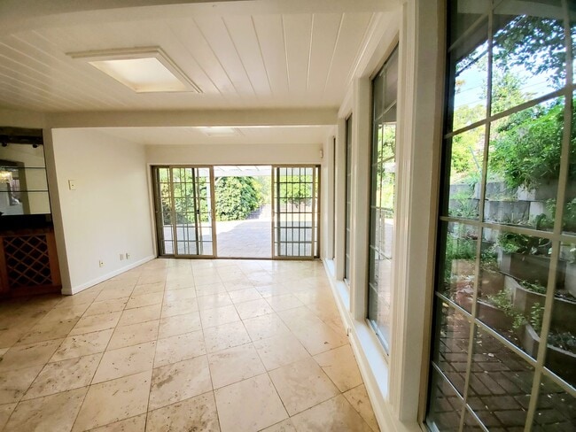 Building Photo - Hillsborough home with Bay views