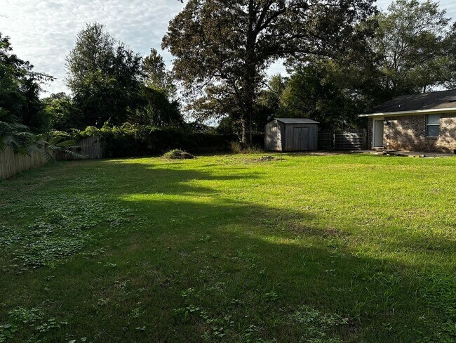 Building Photo - Country Living