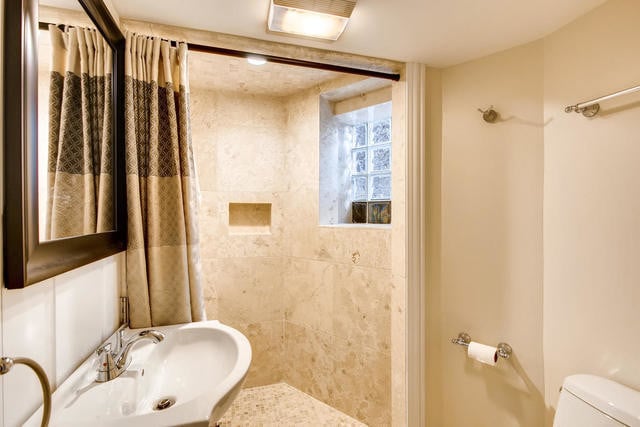 Basement full bath - 1816 W Newport Ave