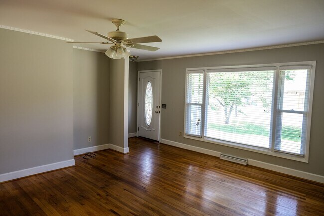 Building Photo - 3 Bedroom, 2 Bath house with fenced yard!
