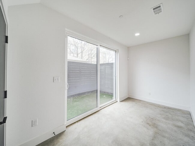 Building Photo - 2916 Hawthorne Ave