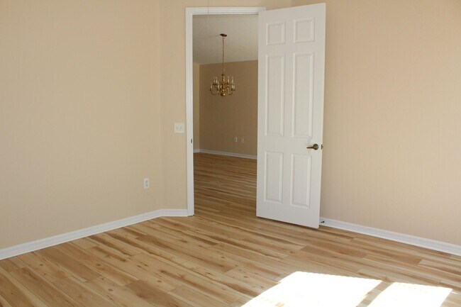Building Photo - Lovely Rental in Coral Trace