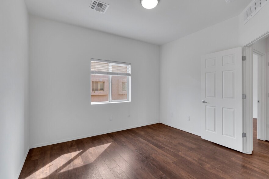 Building Photo - 4154 N Thurston Ln